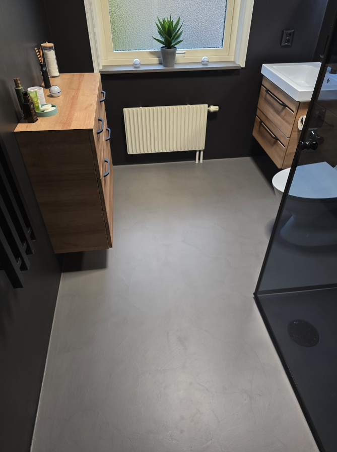 Microcementgolv i vardagsrum — sömlös yta i Stockholm